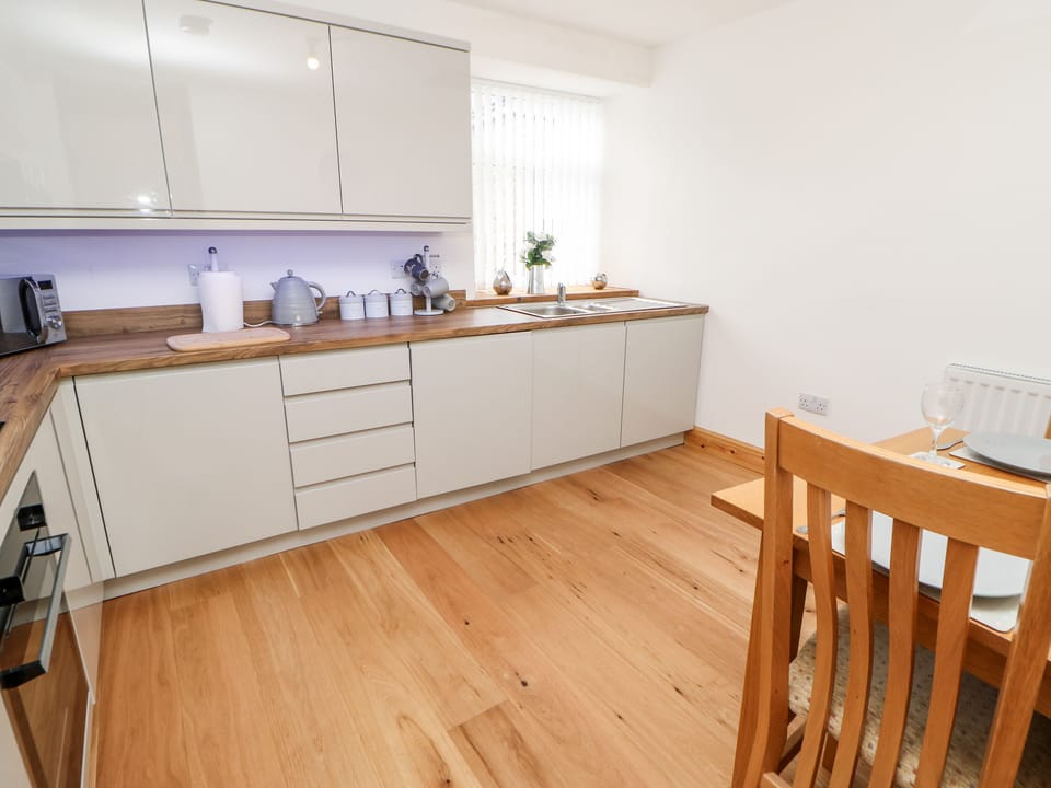 Cottage | Private kitchen | Fridge, electric kettle, toaster, cookware/dishes/utensils