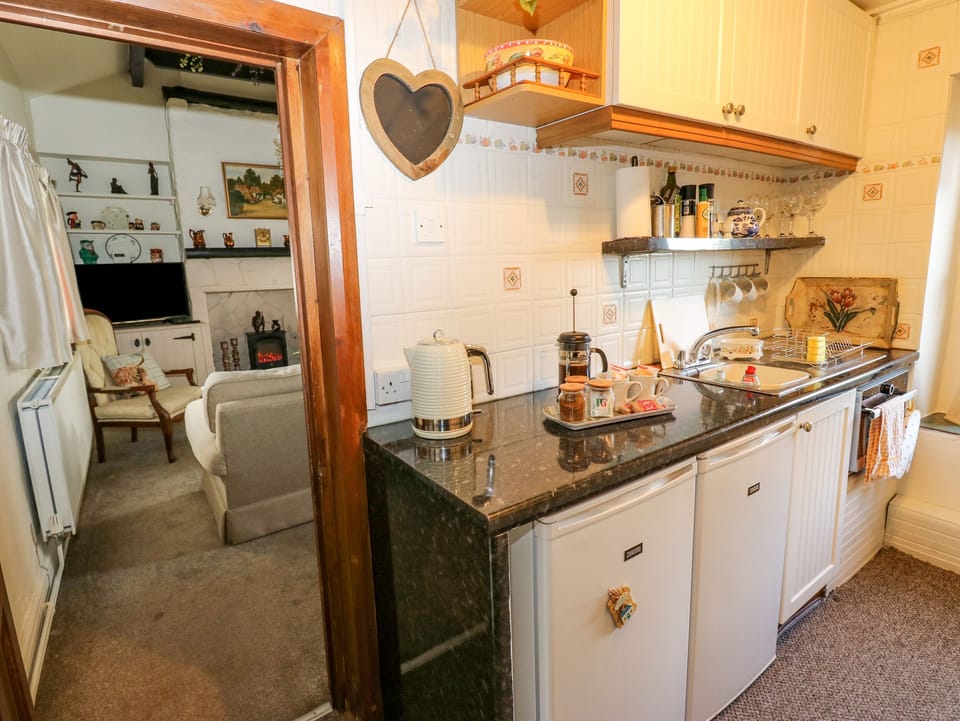 Fridge, cookware/dishes/utensils