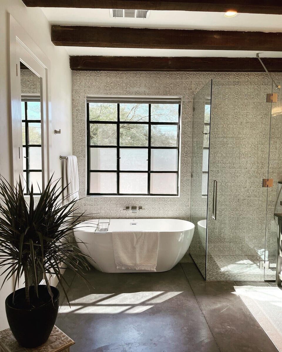 Heavenly soaking tub, water temperature is 140°, so be careful!
Over the tub are operable/screened windows,  providing a great breeze. Feeling like relaxing music ?  Connect your phone to the Bluetooth exhaust fan.