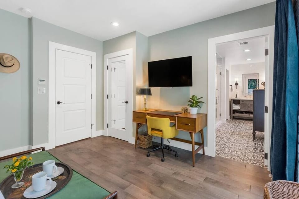 Doors to kitchen/living area/(mirrored)closet/bath