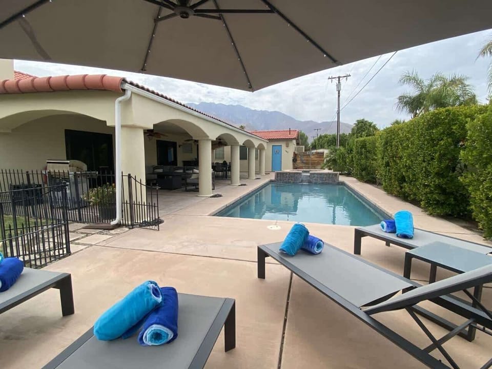 Outdoor pool, pool umbrellas, sun loungers