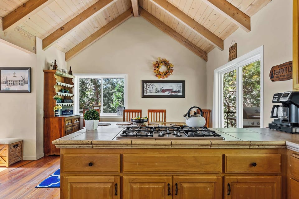 House, Multiple Beds, Patio, Mountain View (Bearfoot Lodge at Lake Arrowhead) | Private kitchen | Fridge, microwave, oven, stovetop