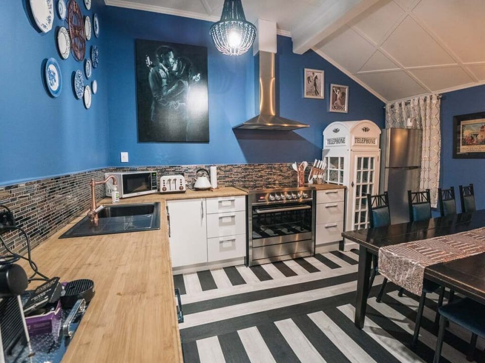 Stunning West-Wing Kitchen-Dining (the old Post Office Telephonist room)