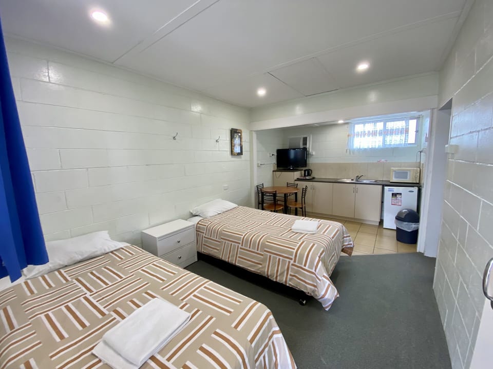 Family Room | Desk, WiFi (free), bed sheets