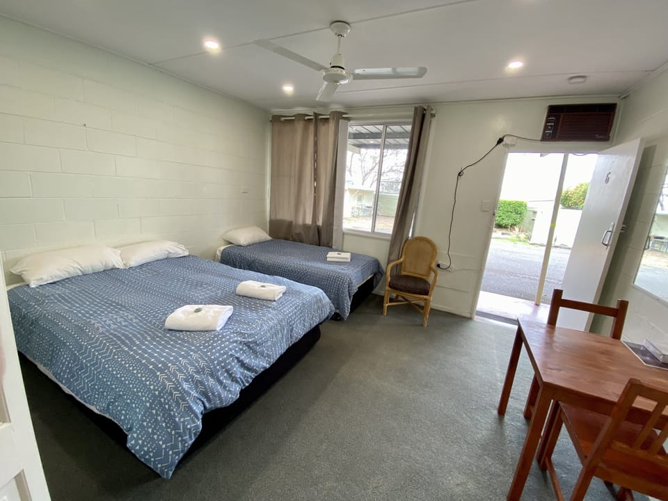 Comfort Twin Room | Desk, WiFi (free), bed sheets