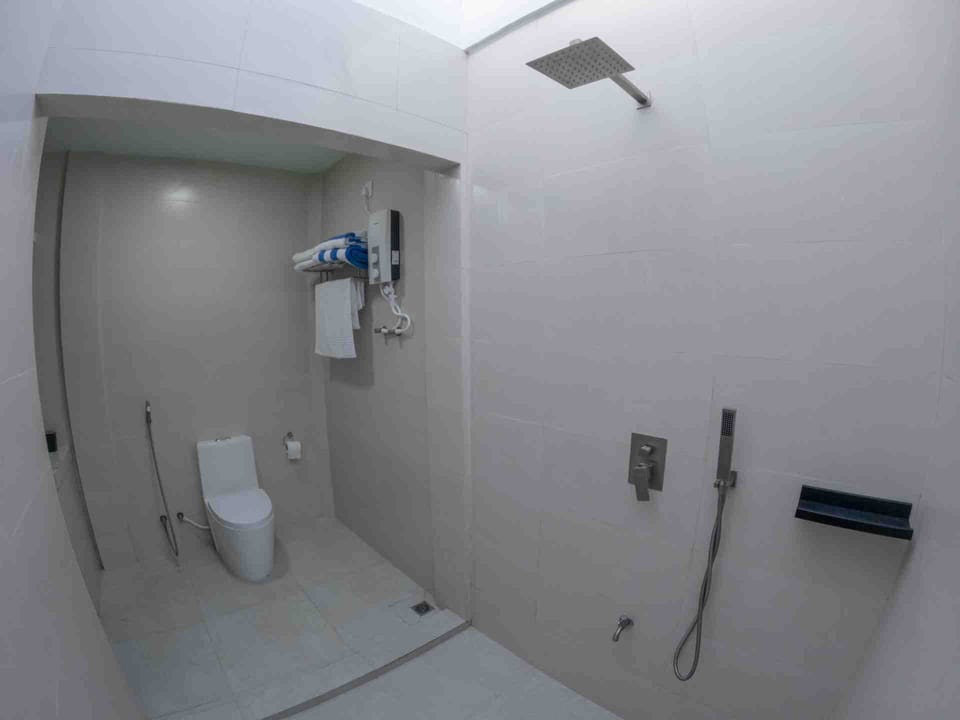 Deluxe Double or Twin Room | Bathroom shower