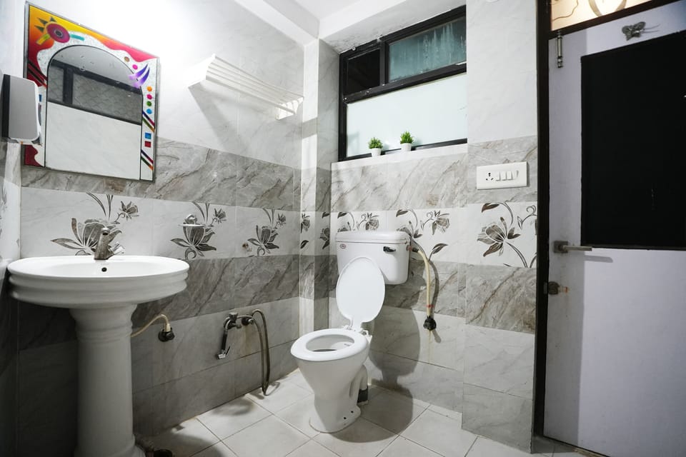 Deluxe Room | Bathroom | Shower, free toiletries, towels