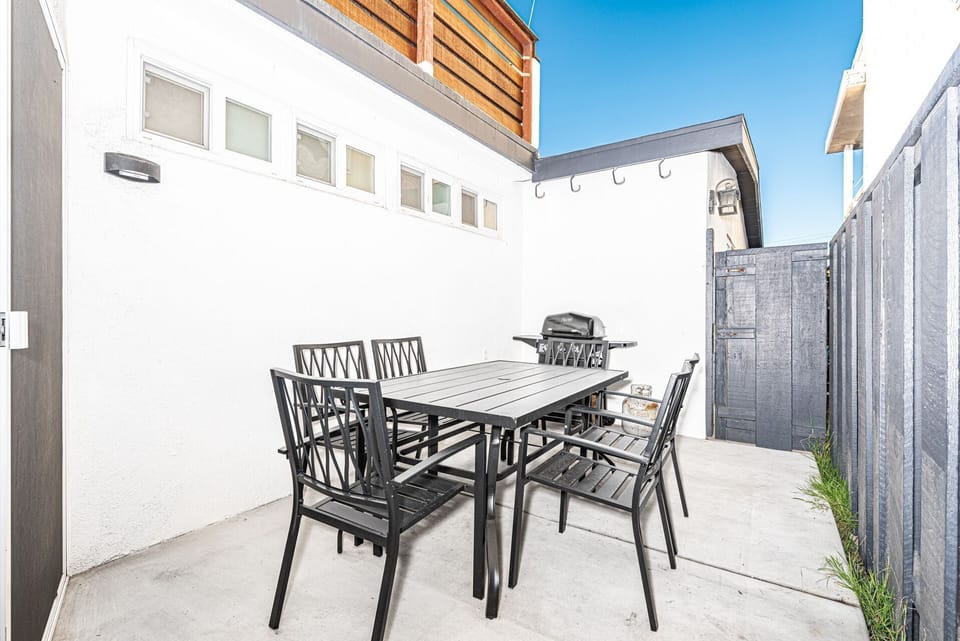 Soak up the SoCal sun on the small side patio, with seating for 6 and a grill for evening cookouts.
                