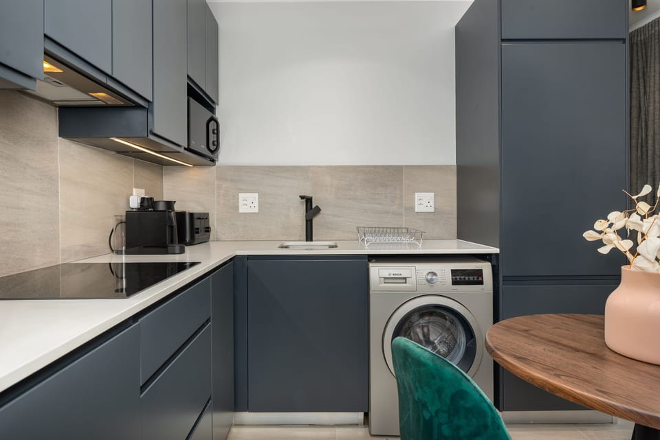 Deluxe Apartment | Private kitchen | Fridge, microwave, oven, stovetop