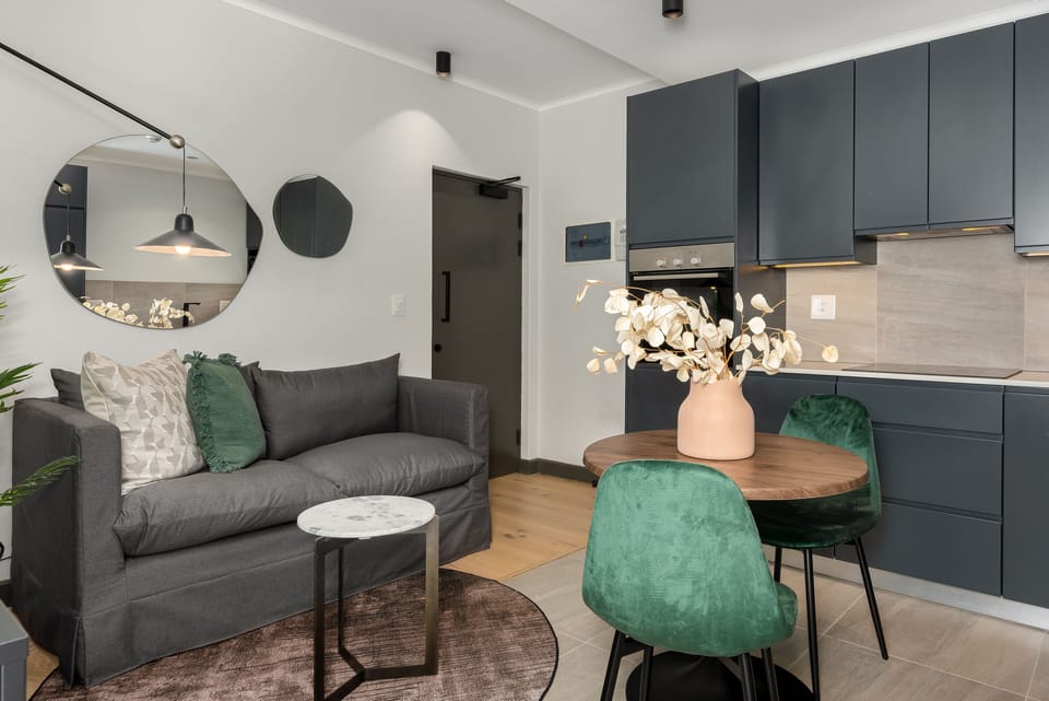 Design Apartment | Living area | 40-inch flat-screen TV with cable channels, TV, Netflix