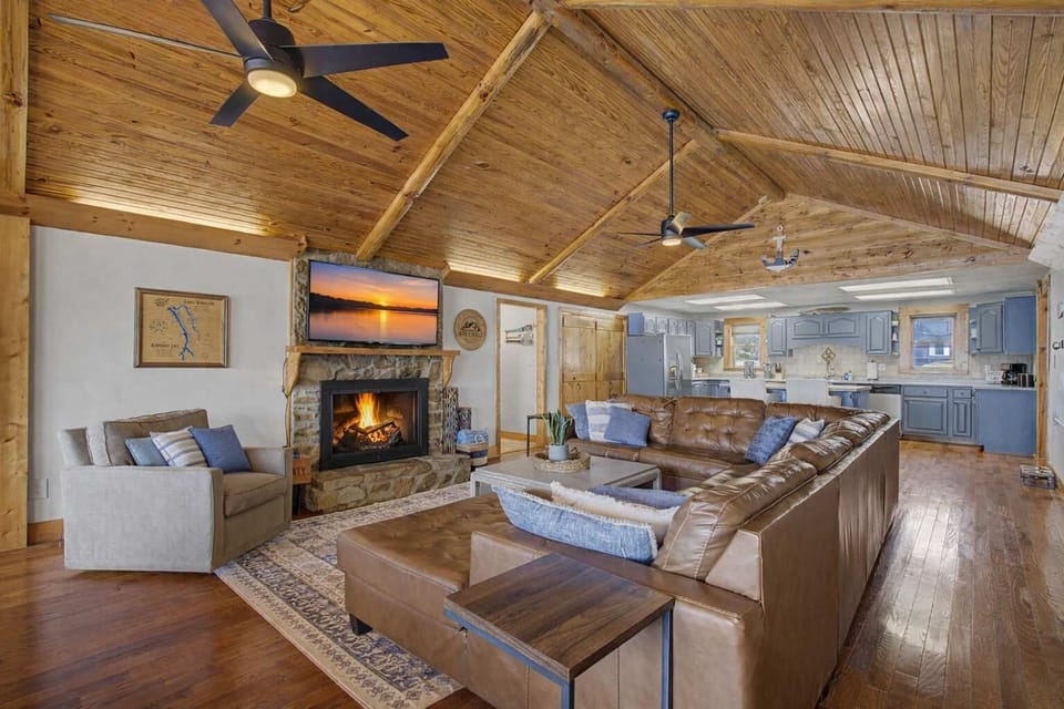 Rustic cabin vibes meet open-concept comfort—unwind by the fireplace, gather in the spacious living area, and enjoy a cozy retreat perfect for your getaway ✨