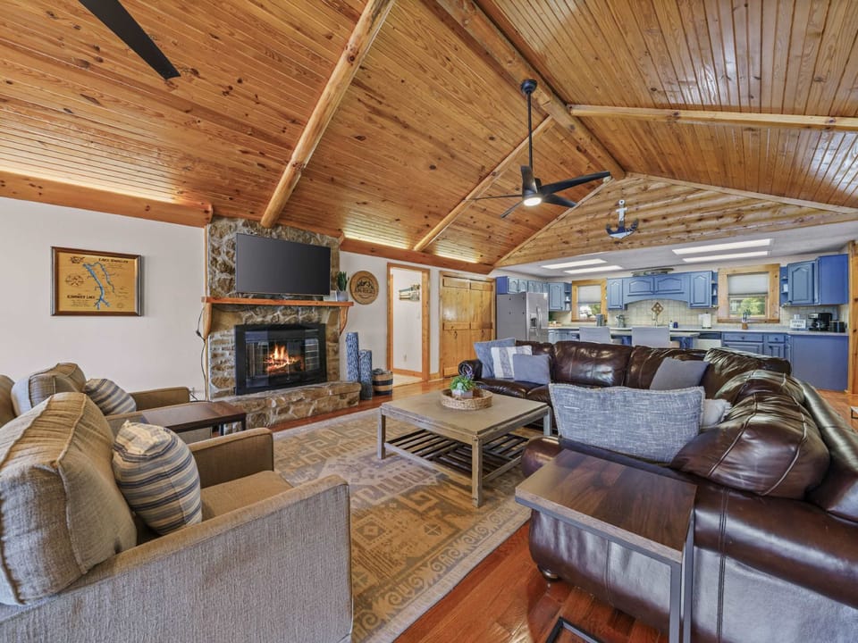 Spacious and cozy living area - TV and fire place