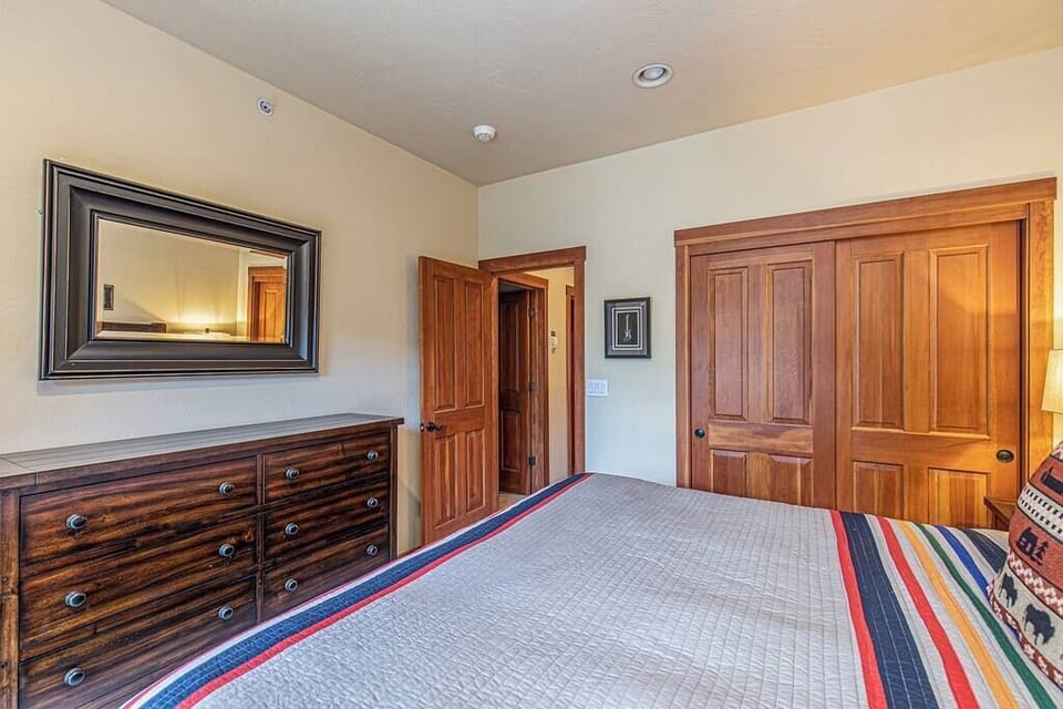 Third Bedroom | King Bed