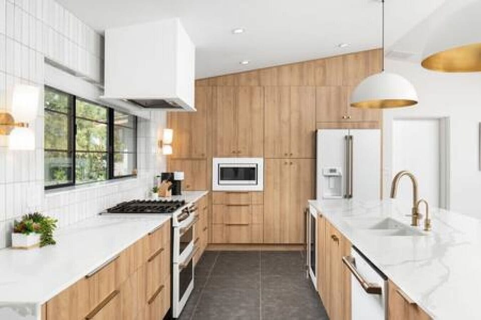 Kitchen, 2 Refrigerators, Drinking Water