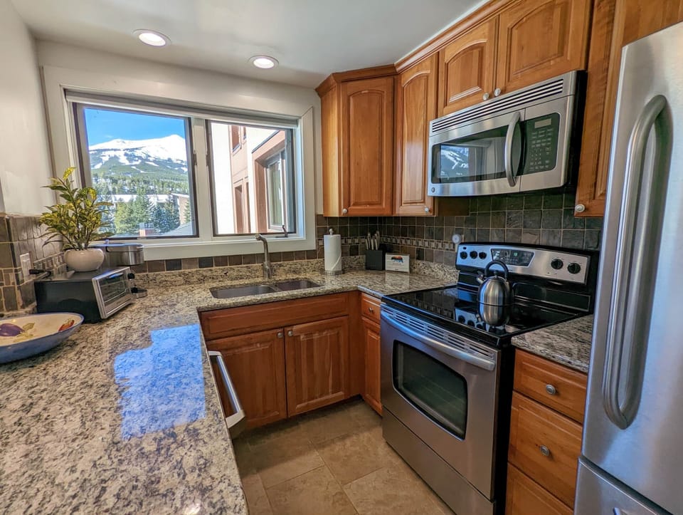 Updated kitchen w/mountain views