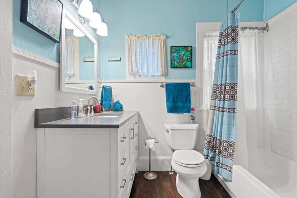 Modern Full bathroom