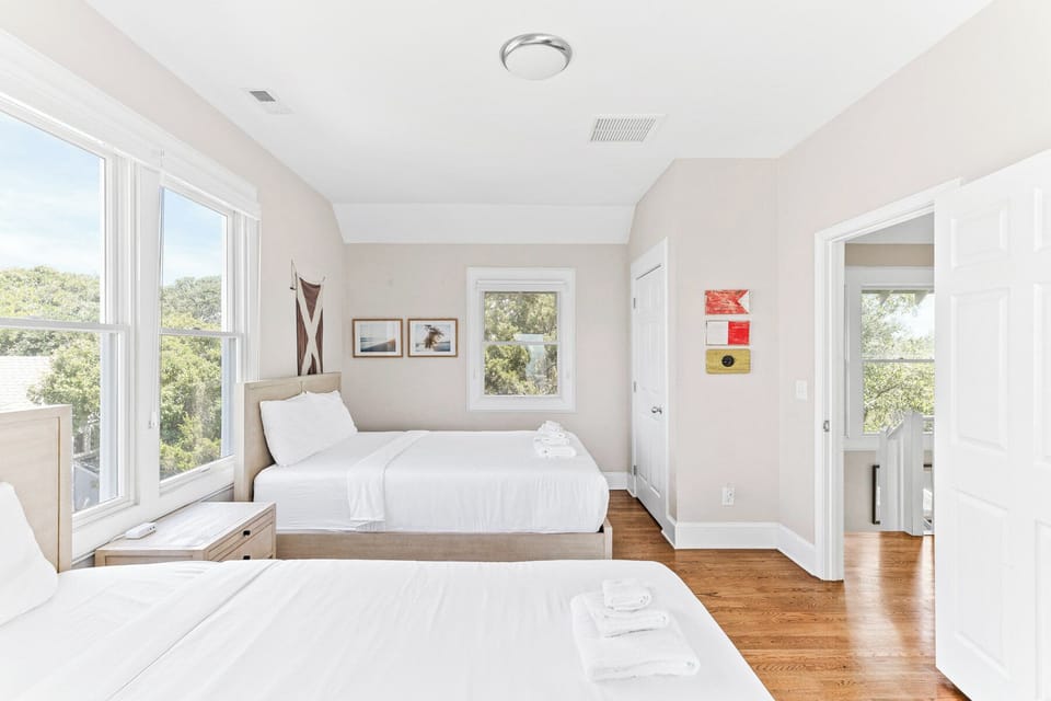 GUEST BEDROOM MAIN HOUSE WITH QUEEN BEDS AND VIEWS
