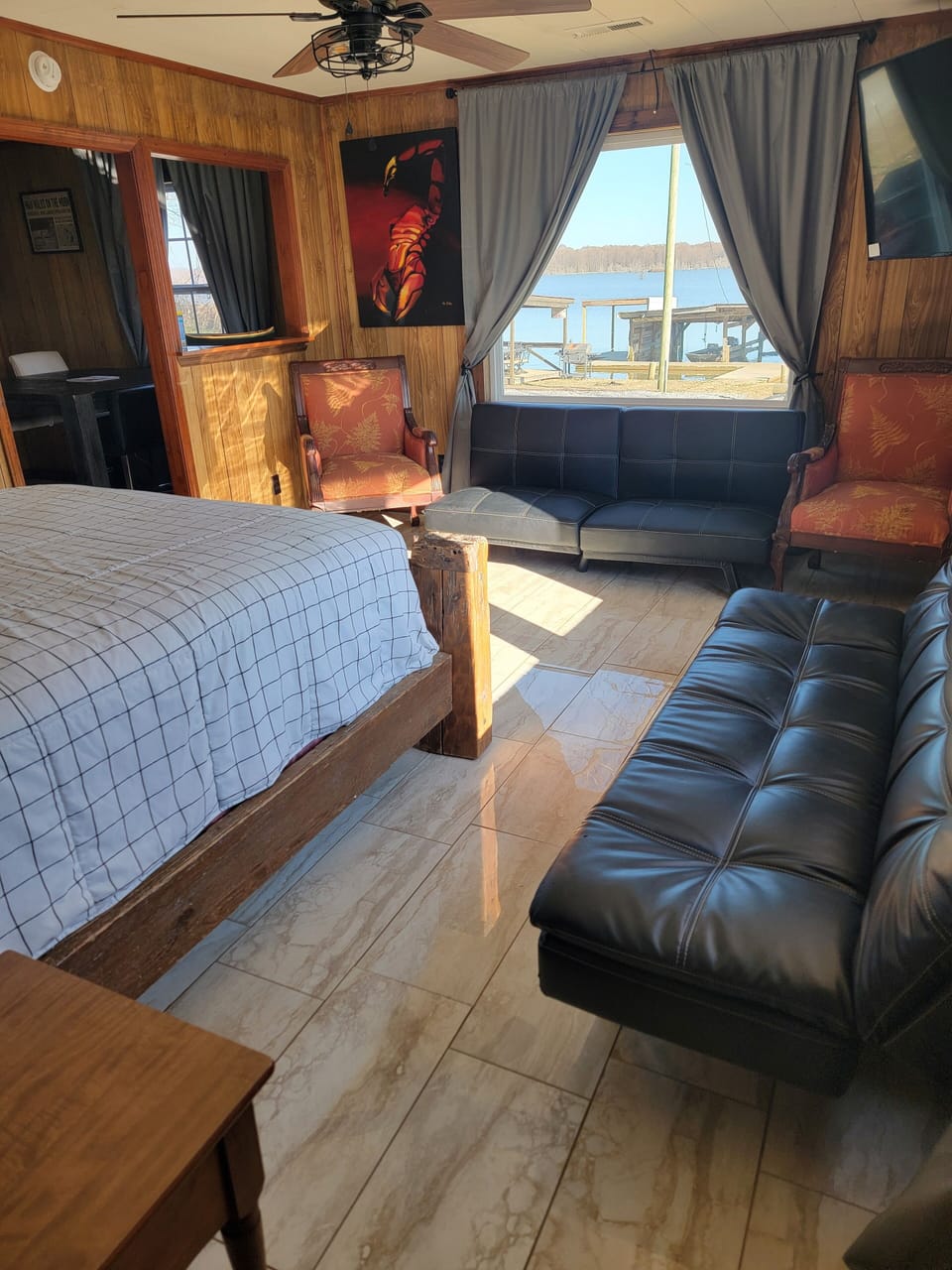 Queen size bed and two futon a big t v free netflix and wifi h b o max