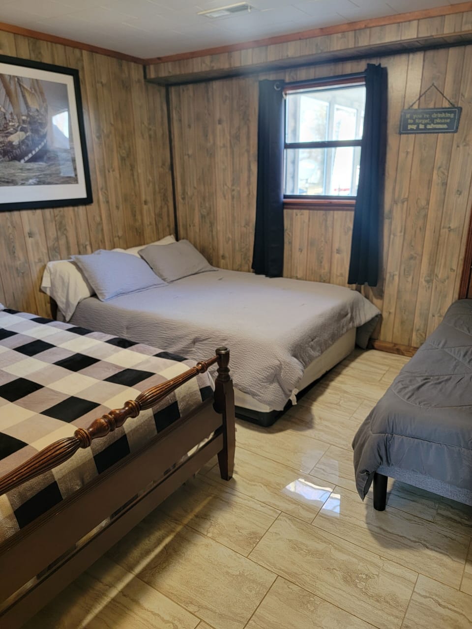 Queen size bed full size bed and a twin bed with TV free wifi netflix. H b o max