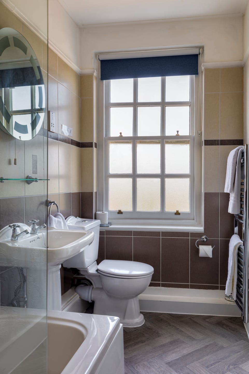 Superior Room, 1 King Bed | Bathroom | Free toiletries, hair dryer, towels