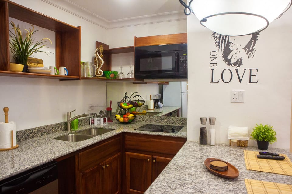 Fully equipped kitchen, granite countertops, breakfast place, and microwave.