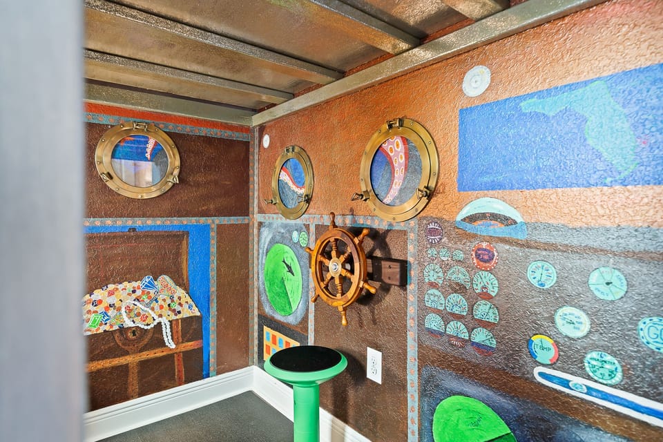 Bunk Room/Sub Controls/ Ships Wheel w/Capt. Chair