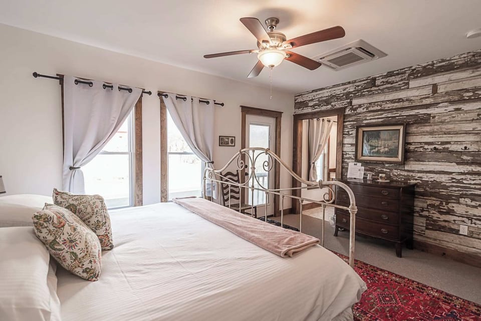 Suite 6 | Premium bedding, memory foam beds, individually furnished, free WiFi