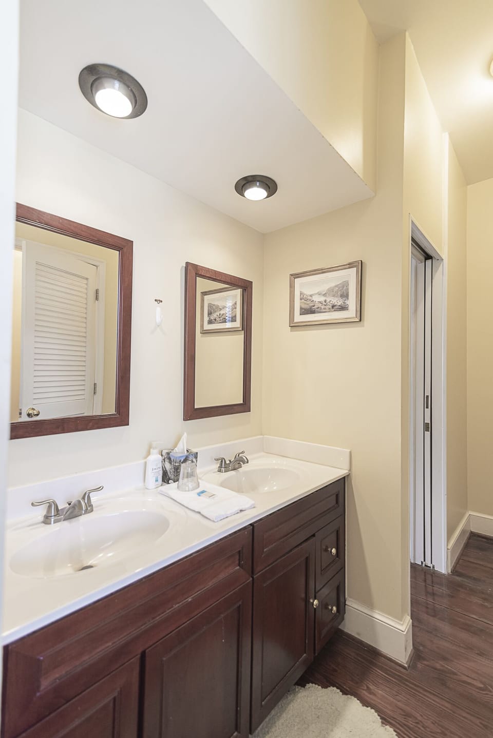 Suite 1 | Bathroom | Combined shower/tub, free toiletries, hair dryer, towels