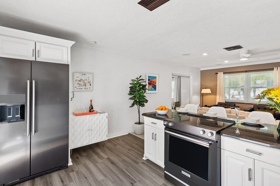 THE OPEN LAYOUT OF THE KITCHEN AND LIVING AREA ALLOWS GUESTS TO SPREAD OUT WHILE STILL BEING CLOSE ENOUGH