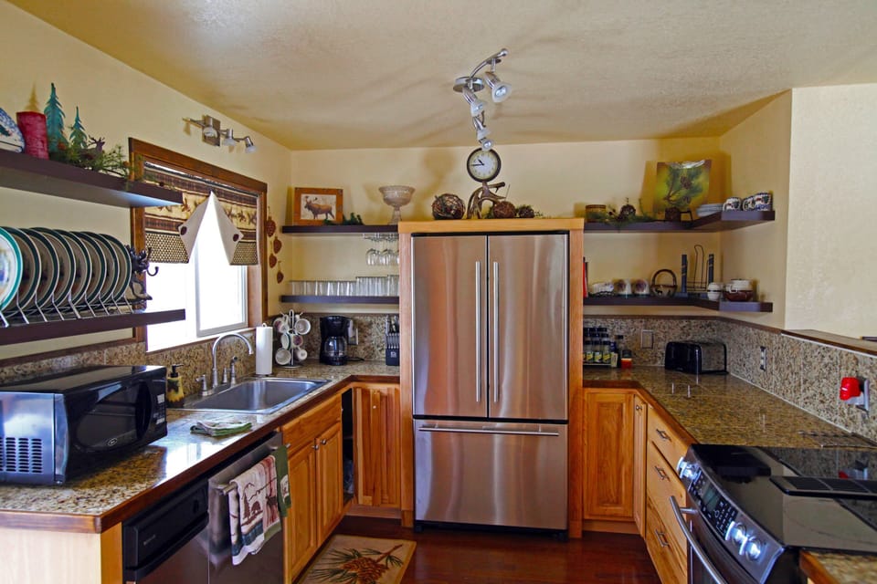 Marys Lake Kitchen VRBOphoto.jpg