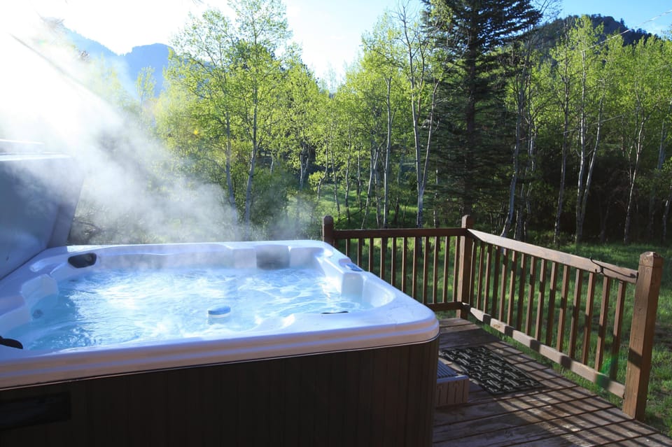 Hot Tub VRBO 2.jpg