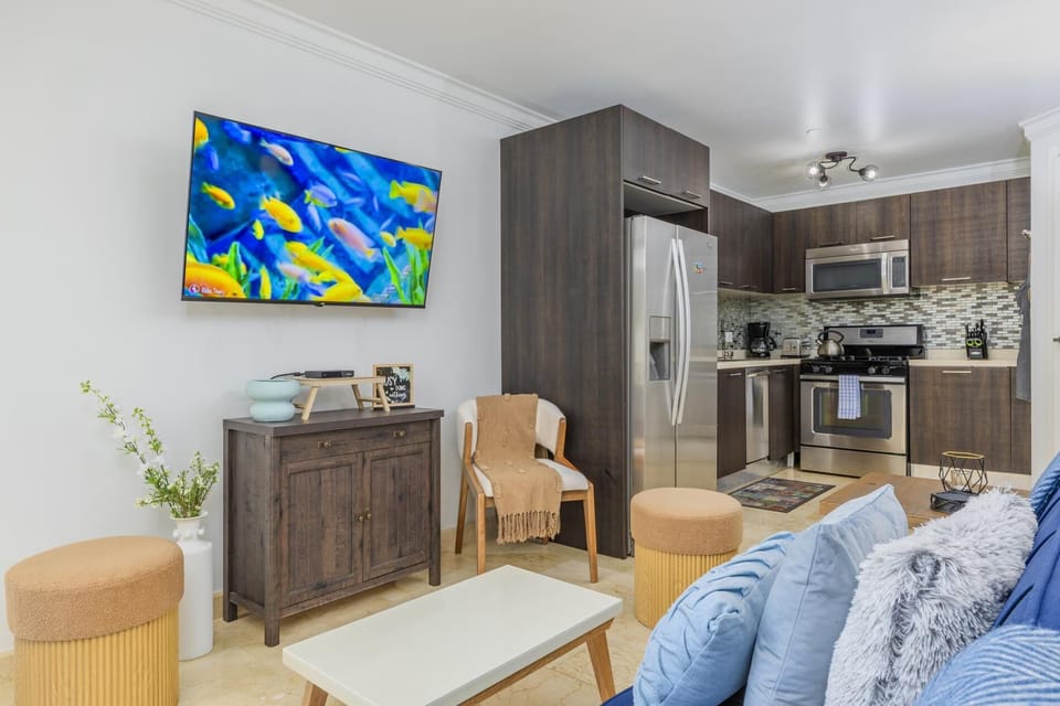 1BR 2BA Corner Condo on Top Floor w/ Amazing Views (37513)