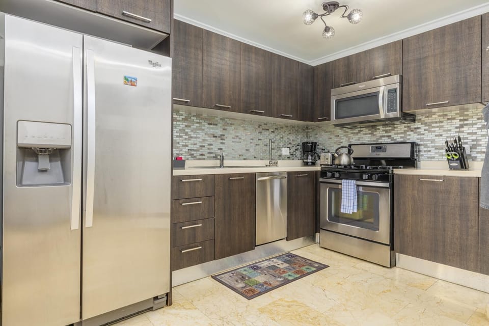1BR 2BA Corner Condo on Top Floor w/ Amazing Views (37500)