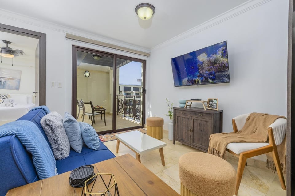 1BR 2BA Corner Condo on Top Floor w/ Amazing Views (37514)