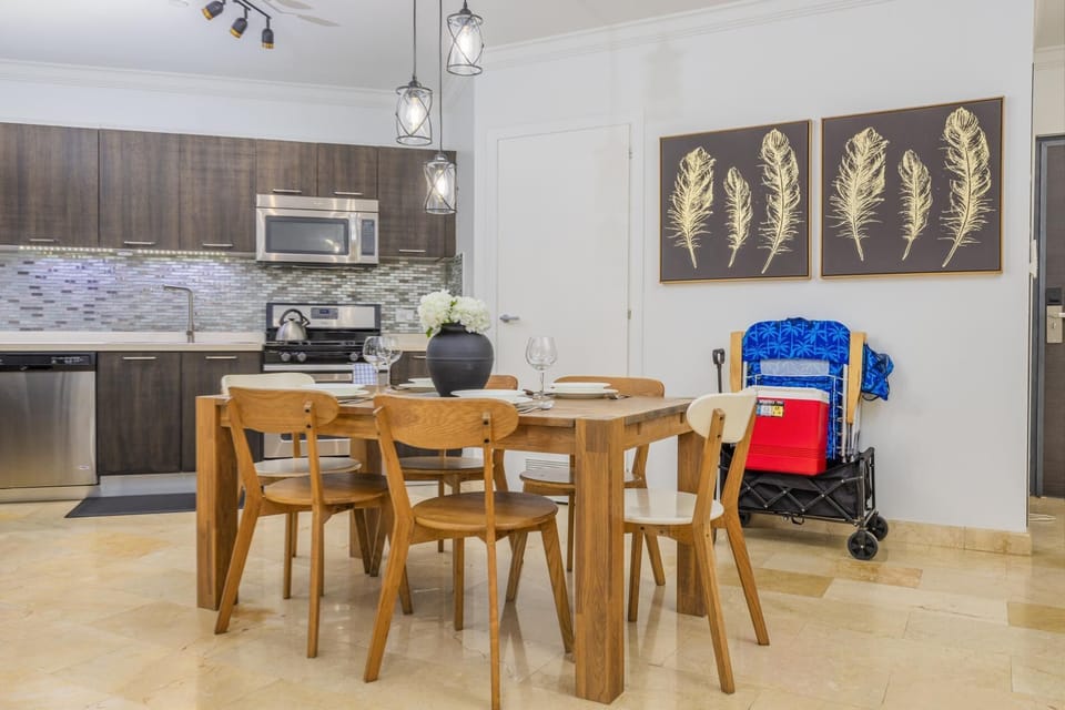 Beautiful 1BR Condo w/ large balcony in Palm Beach (37299)