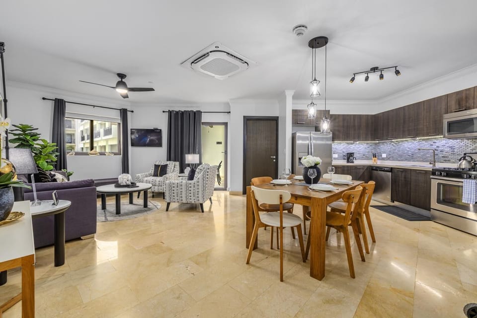 Beautiful 1BR Condo w/ large balcony in Palm Beach (37293)