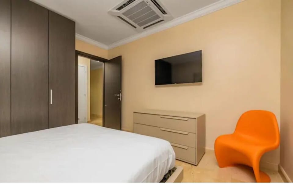 A bedroom with queen-size bed for 2 people.