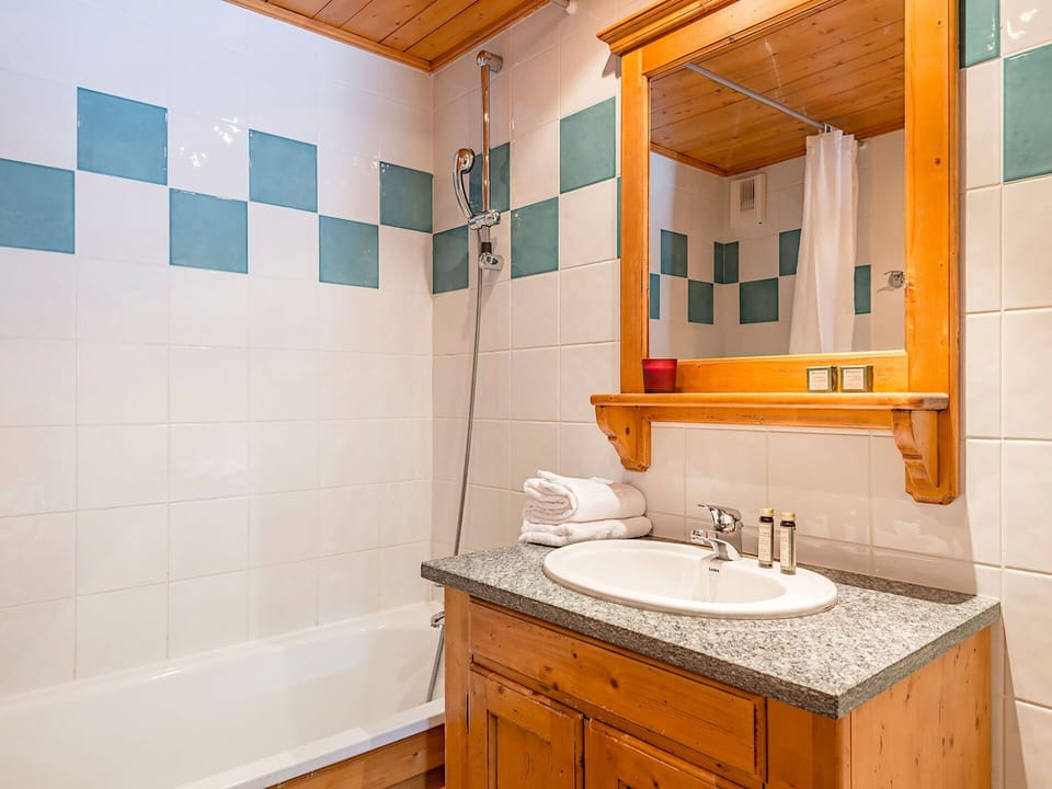 Mirror, Bathroom Cabinet, Tap, Sink, Plumbing Fixture, Cabinetry, Bathroom Sink, Property, Furniture, Bathroom