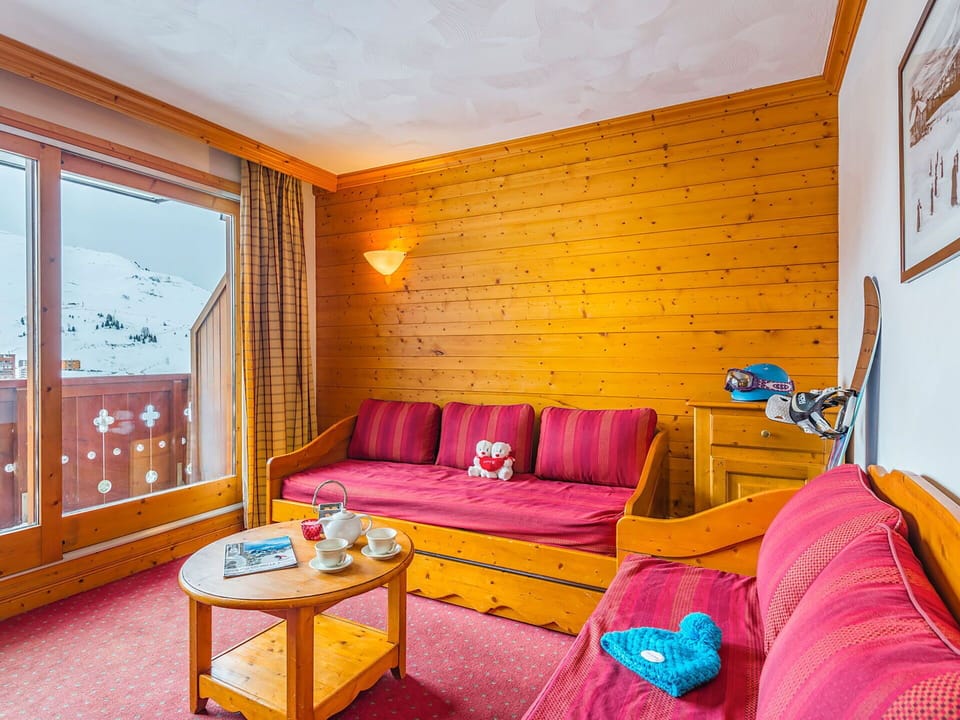 Property, Furniture, Couch, Comfort, Building, Azure, Wood, Textile, Interior Design, Purple