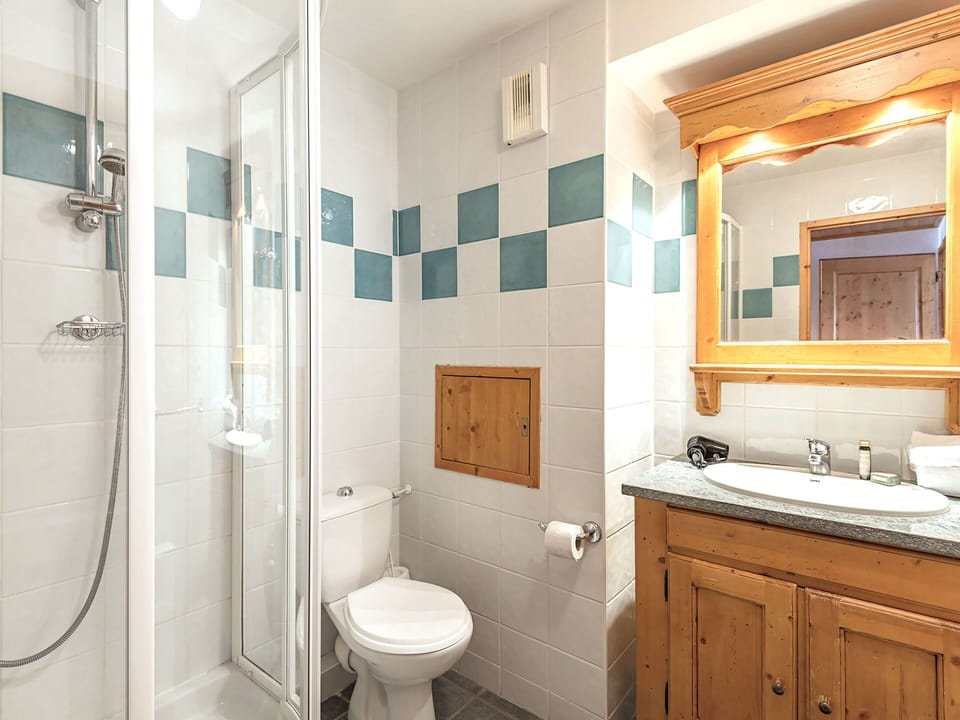 Mirror, Plumbing Fixture, Sink, Property, Bathroom Cabinet, Tap, Cabinetry, Bathroom, Blue, Purple