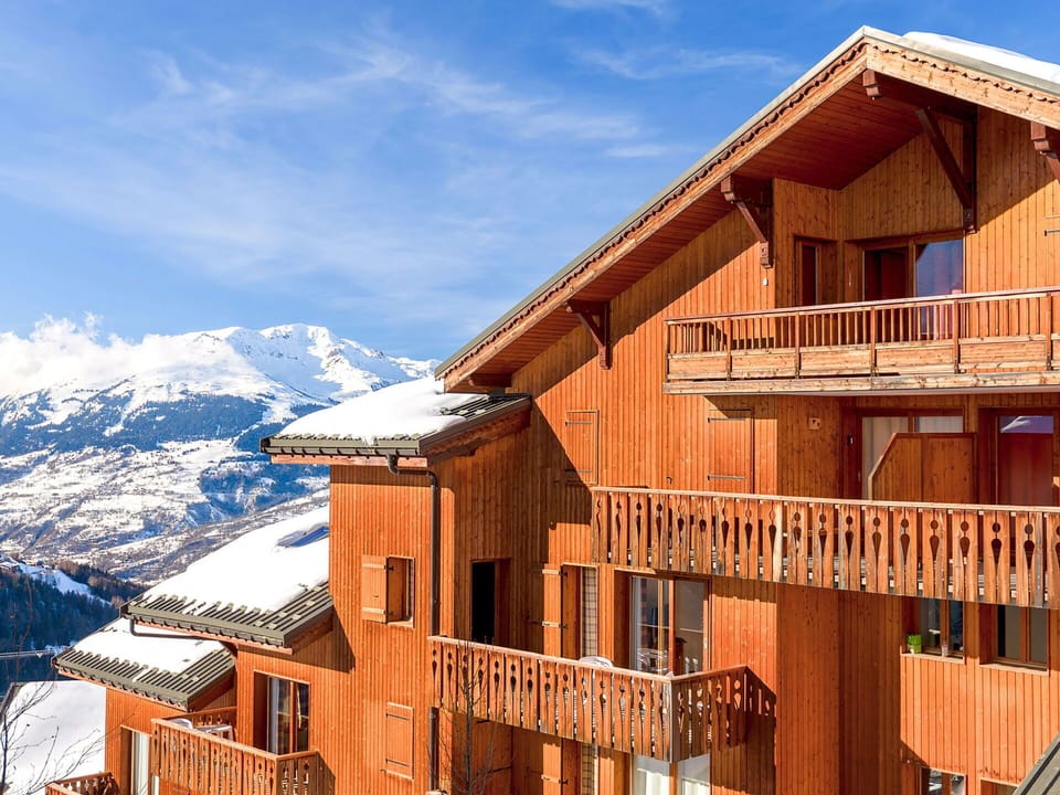 Sky, Cloud, Building, Window, Wood, Mountain, House, Snow, Slope, Residential Area