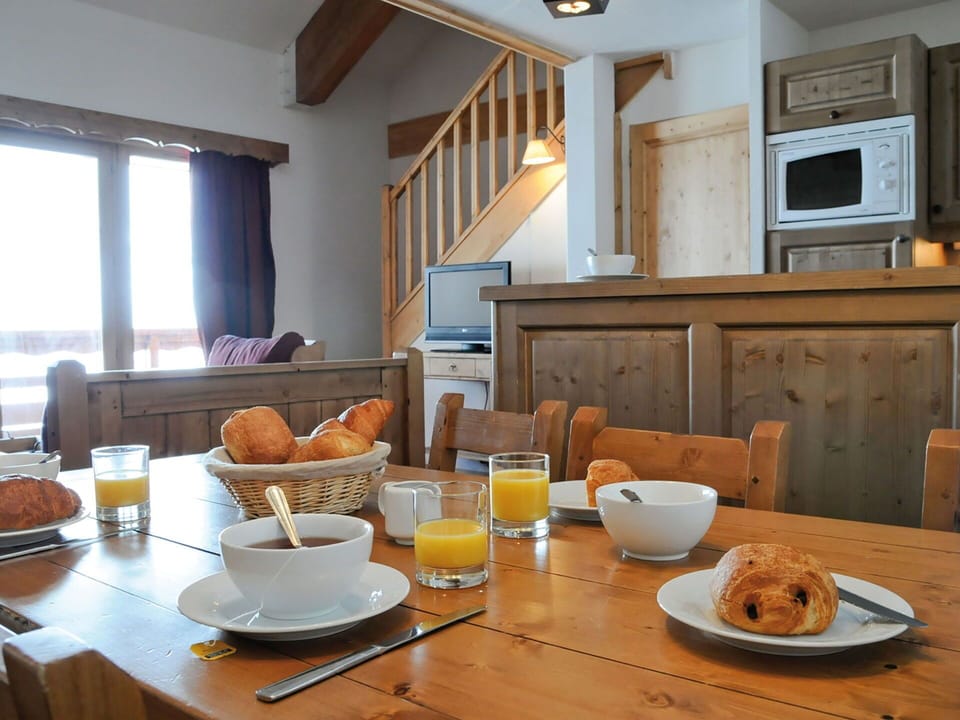 Food, Table, Tableware, Furniture, Cabinetry, Plate, Window, Interior Design, Dishware, Wood