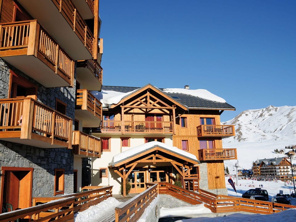 Sky, Building, Property, Window, Wood, World, Snow, House, Neighbourhood, Urban Design