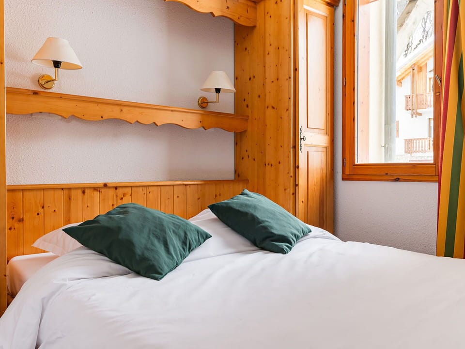 Property, Furniture, Building, Comfort, Wood, Textile, Interior Design, Bed Frame, Architecture, Floor