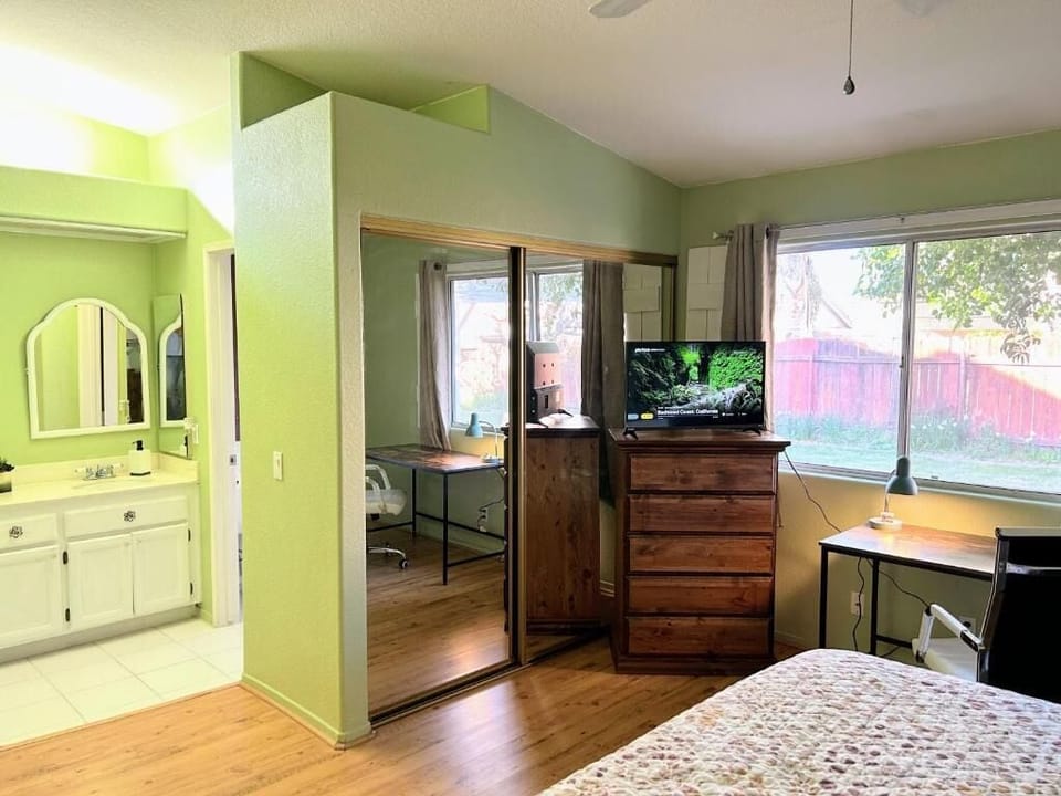 Presidential Room | Desk, laptop workspace, iron/ironing board, free WiFi