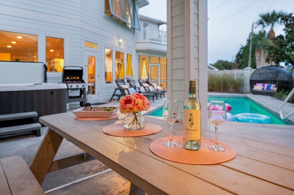 Enjoy a great meal by the pool
