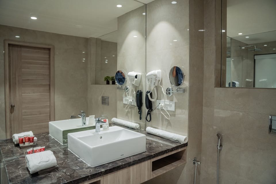 Presidential Room | Bathroom | Shower, rainfall showerhead, towels