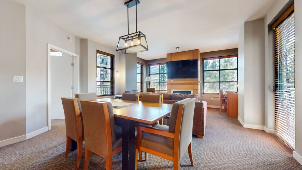 Condo, 2 Bedrooms | Dining