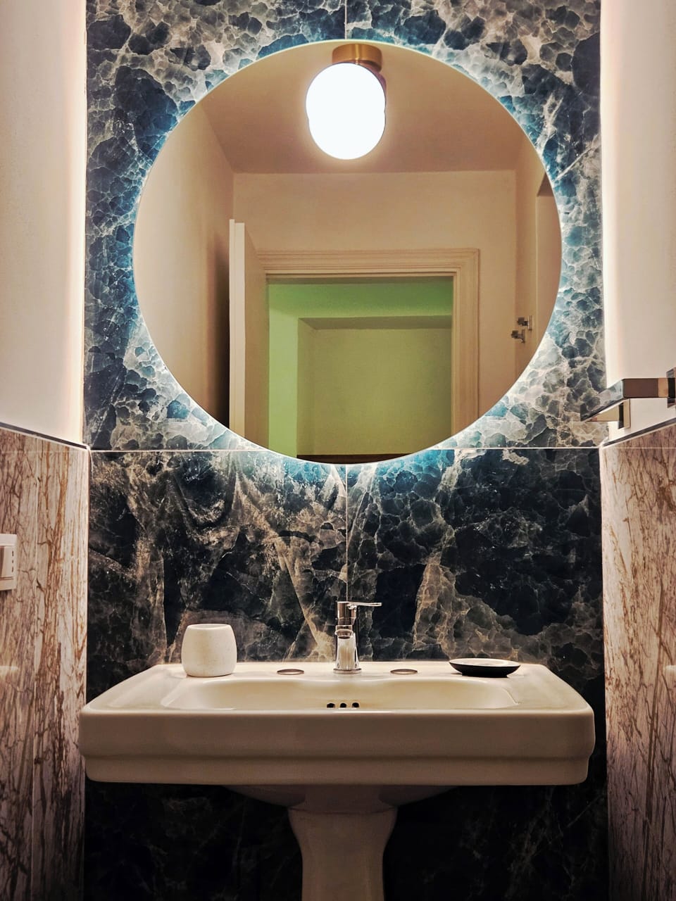 Deluxe Suite, 2 Bedrooms, Air conditioning | Bathroom | Free toiletries, hair dryer, slippers, towels