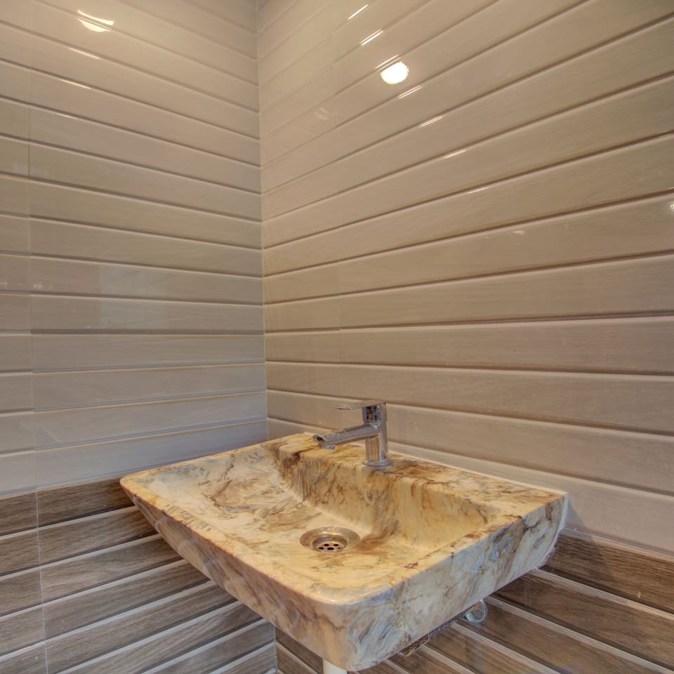 Deluxe Room | Bathroom